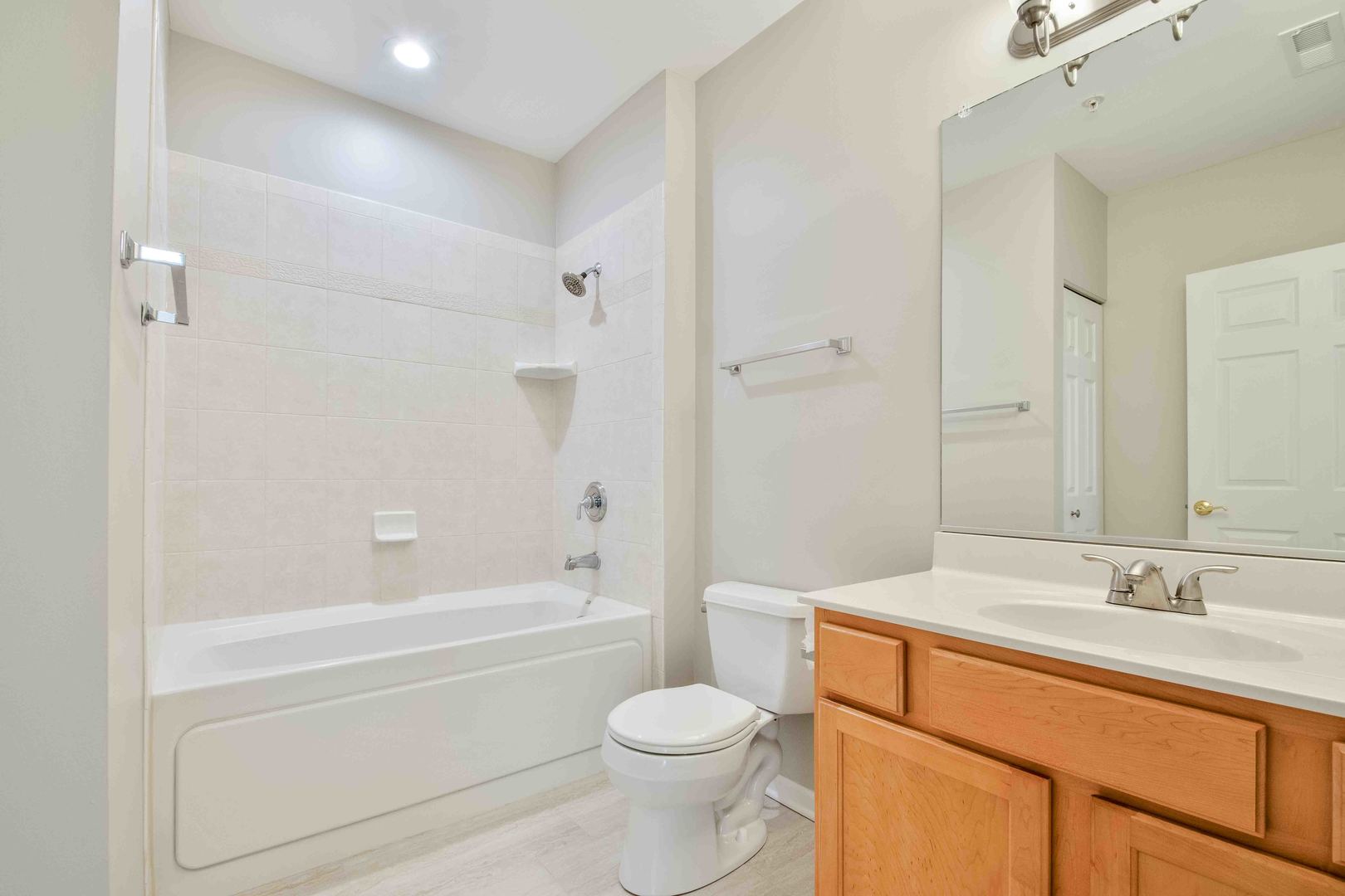 14 S Prospect Street #211, Roselle, IL 60172