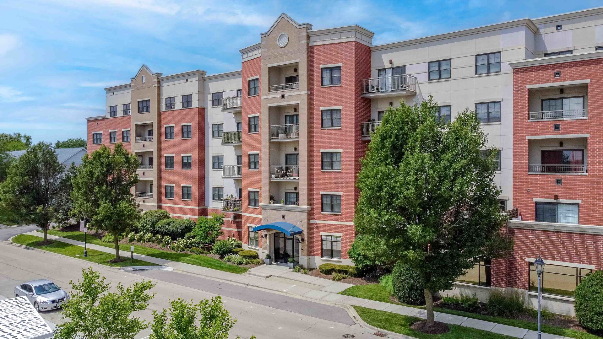 14 S Prospect Street #211, Roselle, IL 60172
