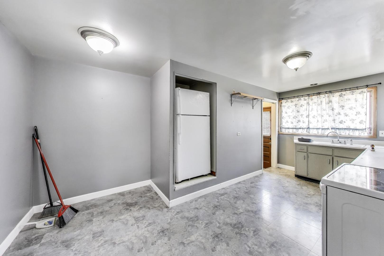 2113 Walnut Street, Waukegan, IL 60087