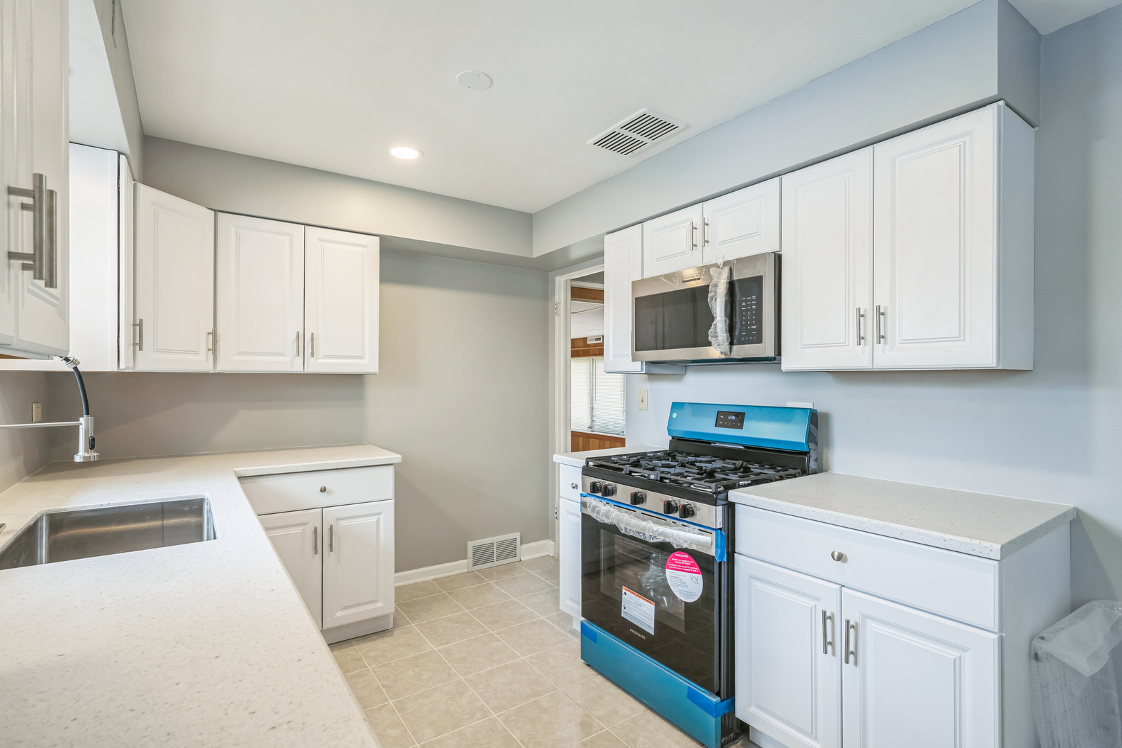 2010 W Monroe Street, Waukegan, IL 60085