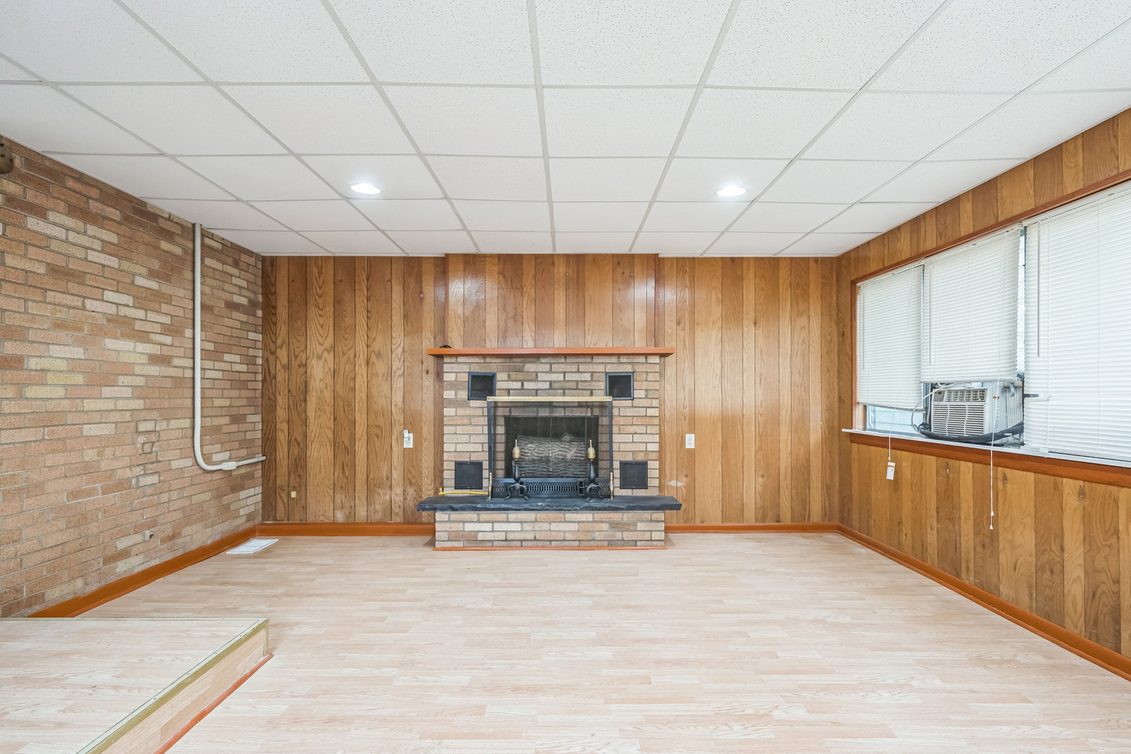 2010 W Monroe Street, Waukegan, IL 60085
