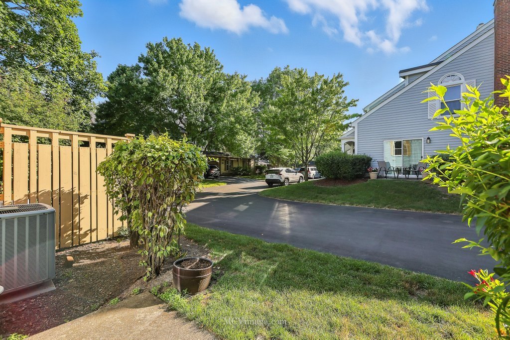 1404 Queensgreen Circle #1404, Naperville, IL 60563