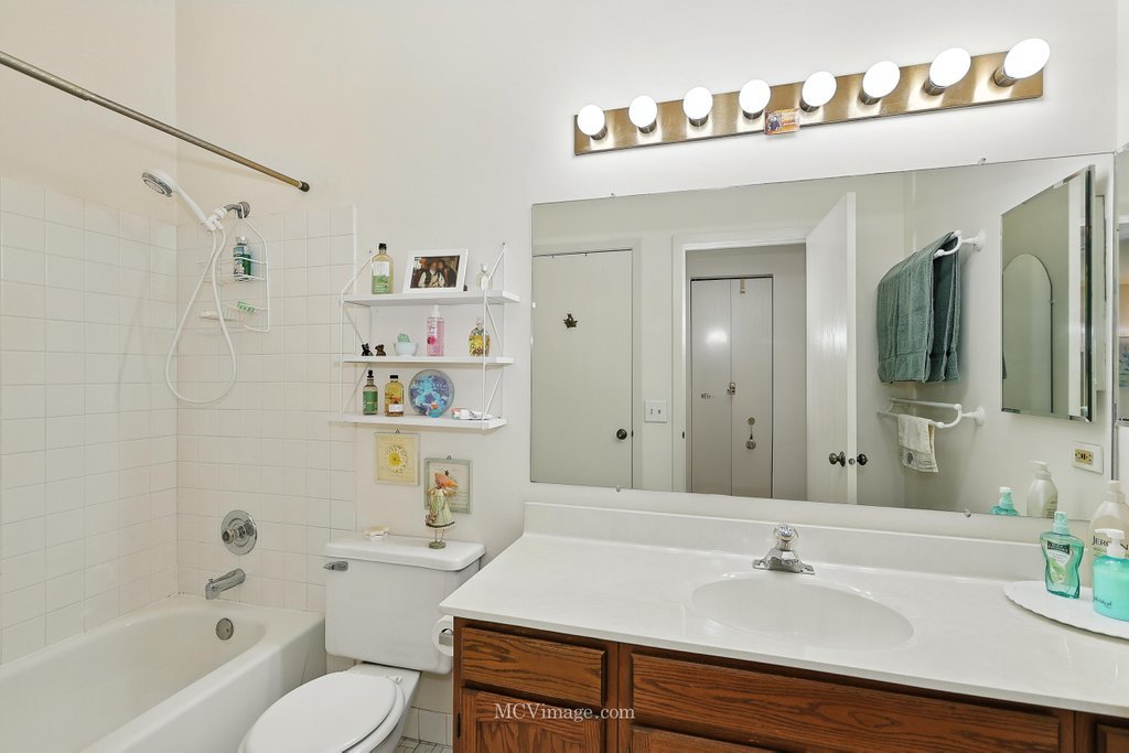 1404 Queensgreen Circle #1404, Naperville, IL 60563