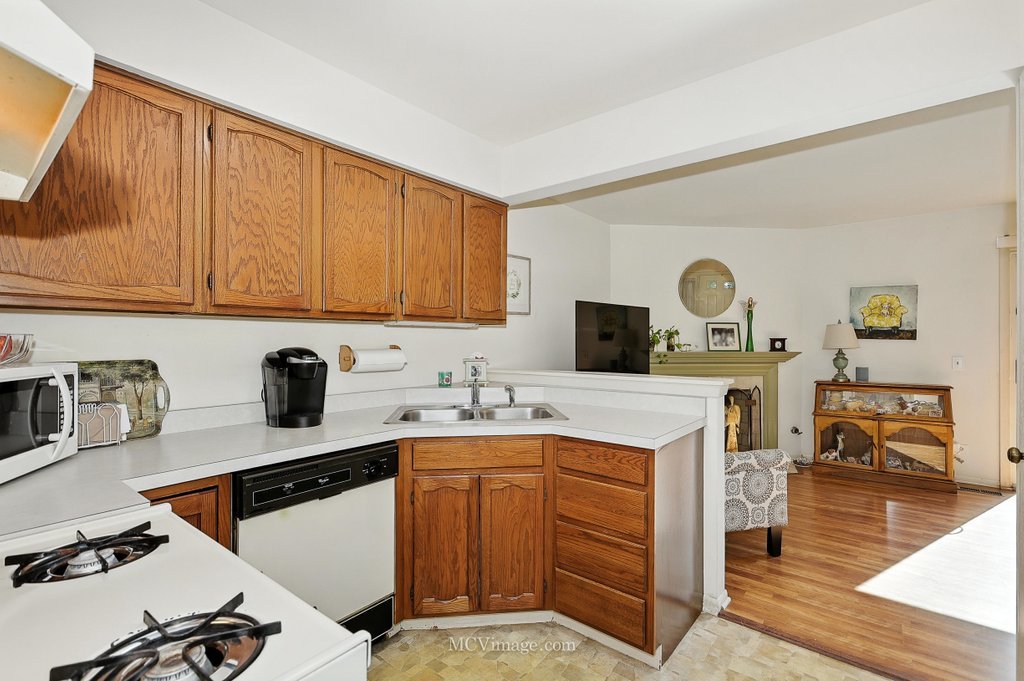 1404 Queensgreen Circle #1404, Naperville, IL 60563
