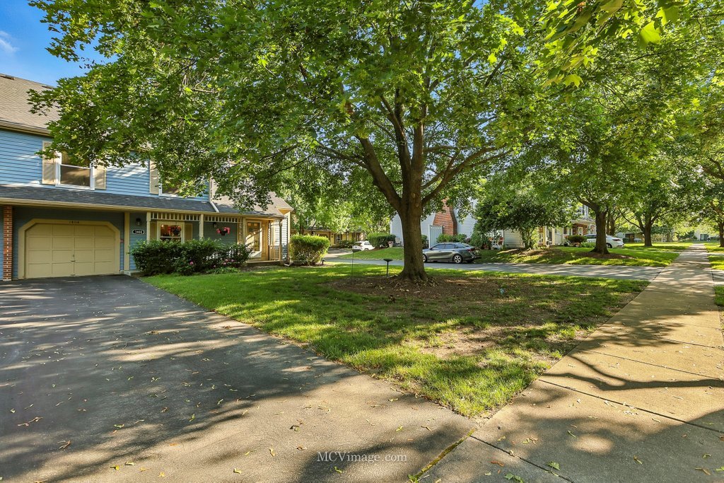 1404 Queensgreen Circle #1404, Naperville, IL 60563