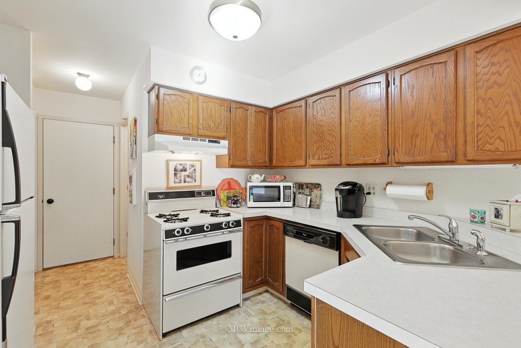 1404 Queensgreen Circle #1404, Naperville, IL 60563