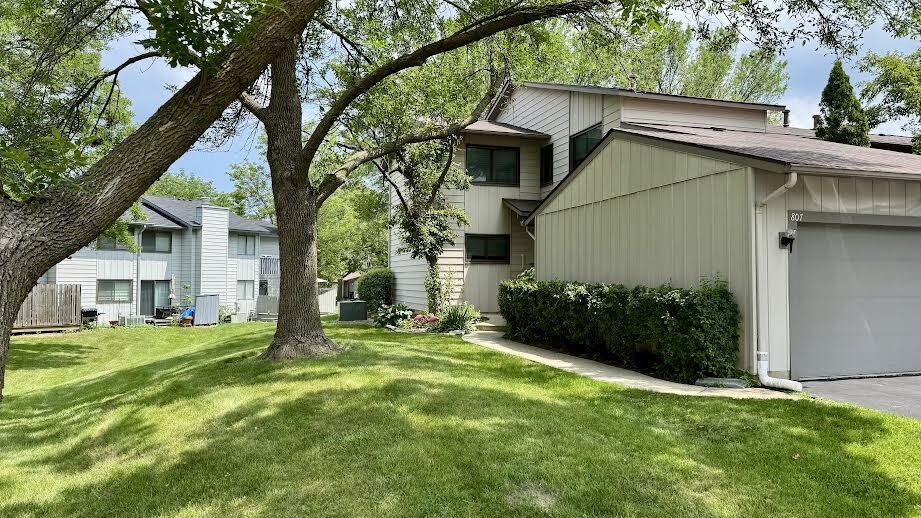 807 Hughes Place, Vernon Hills, IL 60061