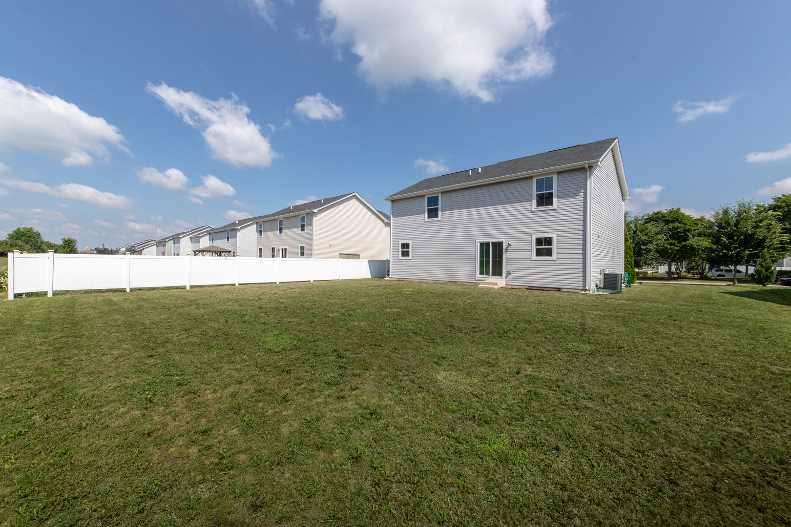 411 E Meadowdale Circle, Hampshire, IL 60140