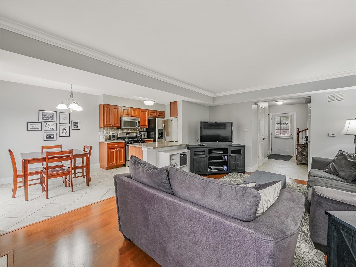 282 E Shag Bark Lane, Streamwood, IL 60107