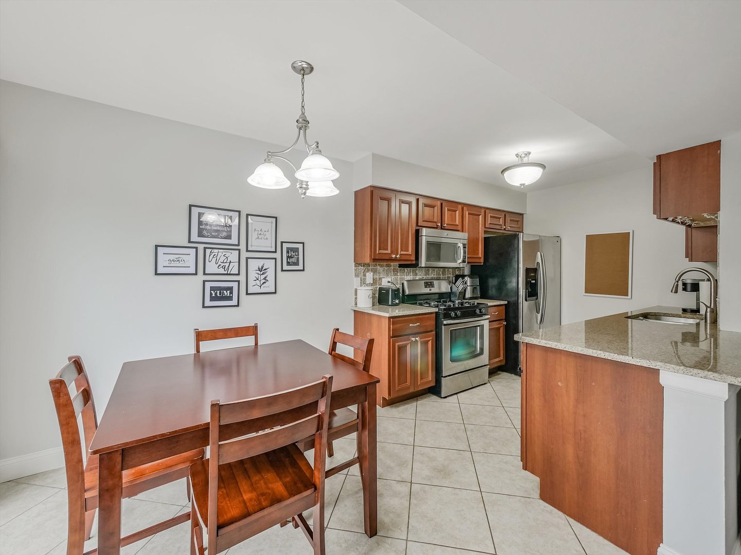 282 E Shag Bark Lane, Streamwood, IL 60107