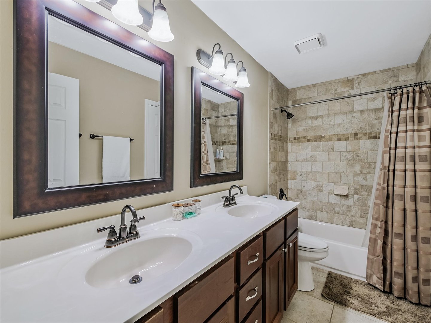 282 E Shag Bark Lane, Streamwood, IL 60107
