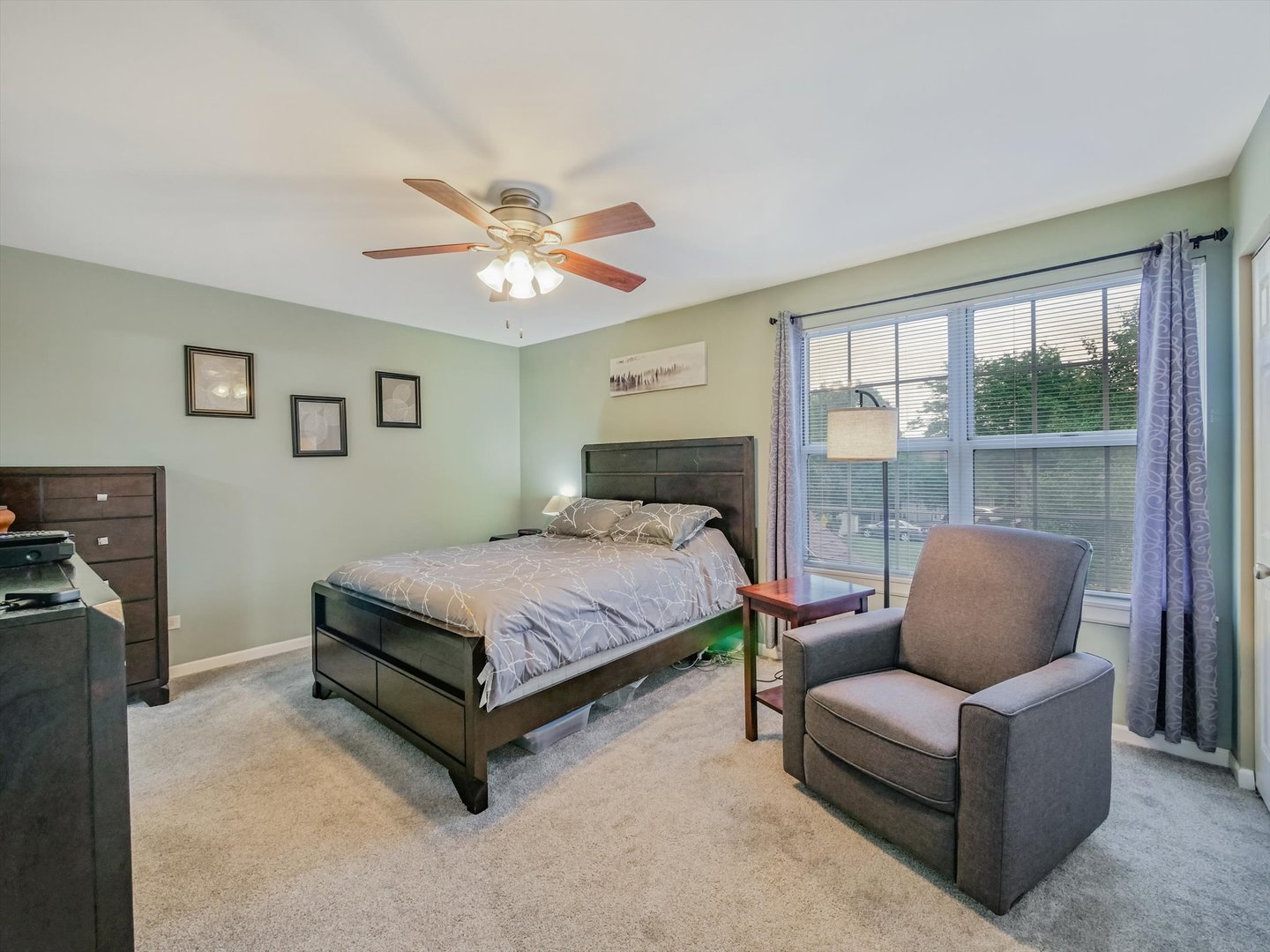 282 E Shag Bark Lane, Streamwood, IL 60107