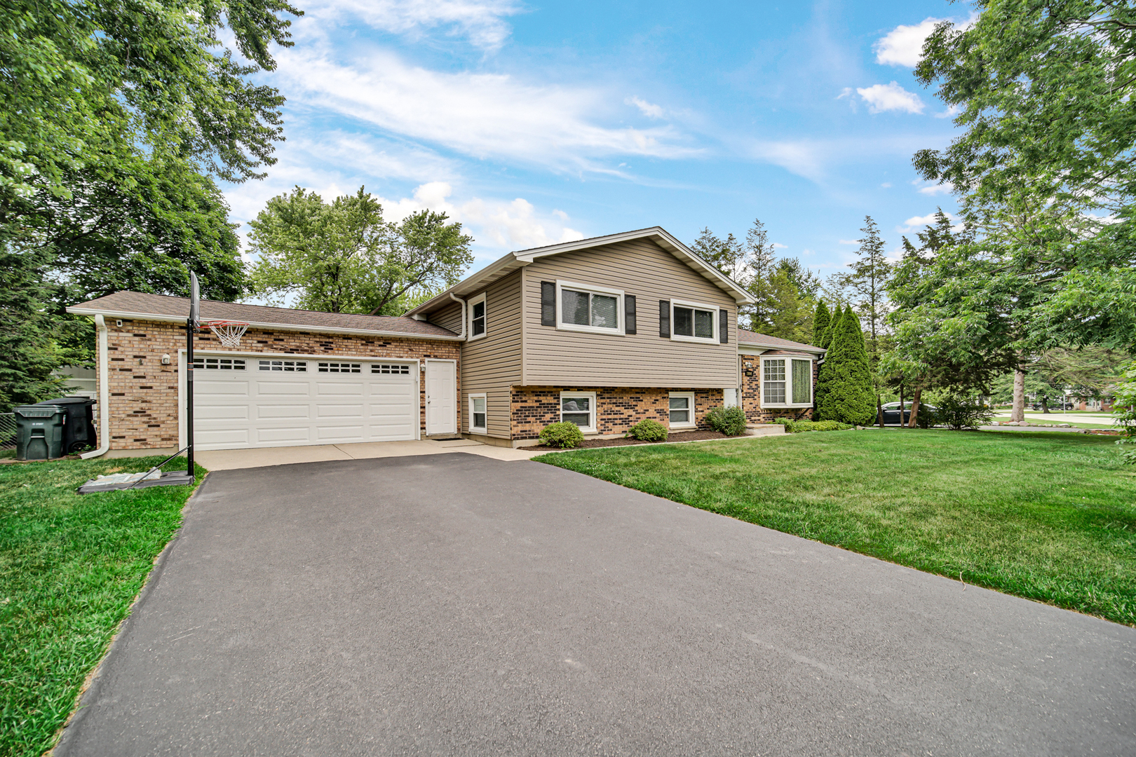 1904 Burr Oak Lane, Lindenhurst, IL 60046
