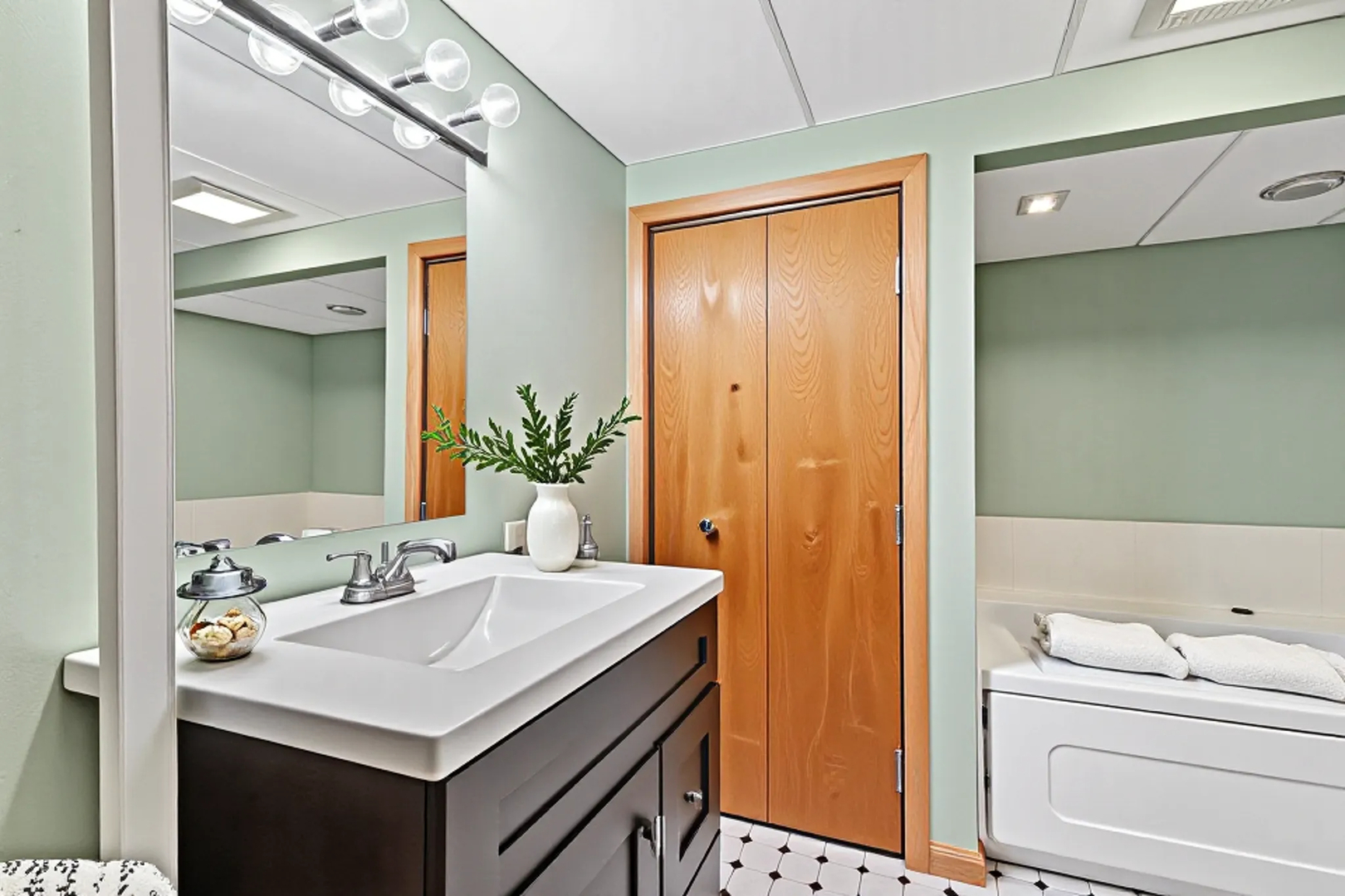 6045 S Narragansett Avenue, Chicago, IL 60638