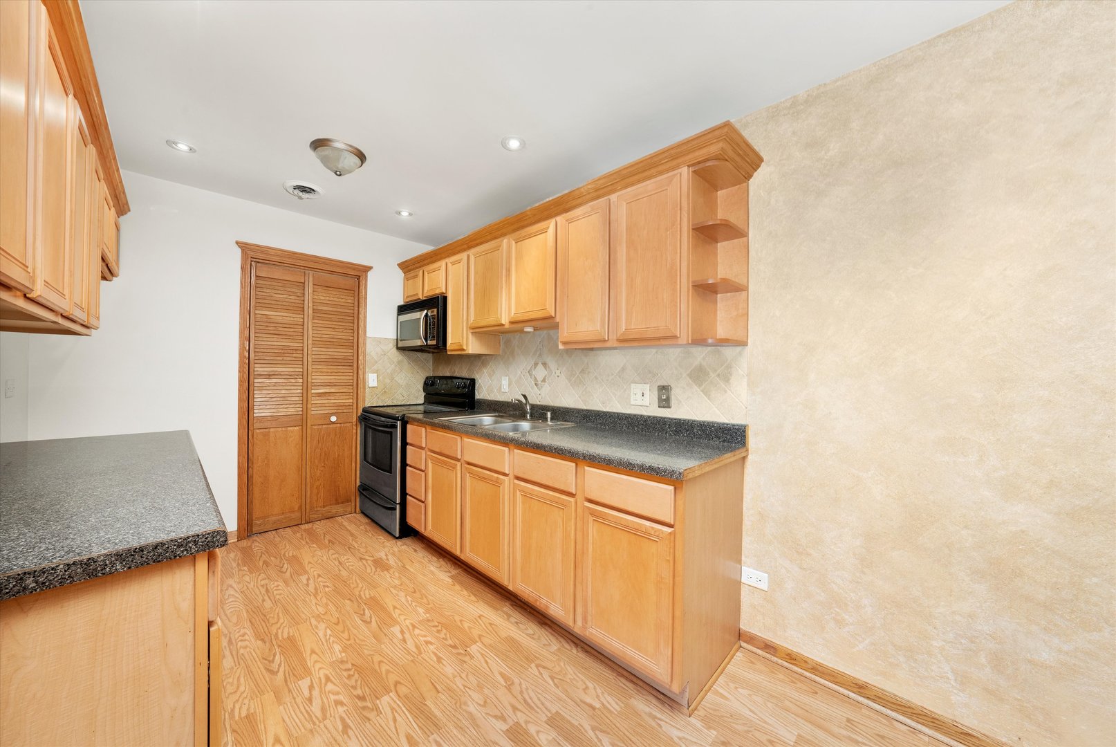 5721 CIRCLE Drive #304, Oak Lawn, IL 60453