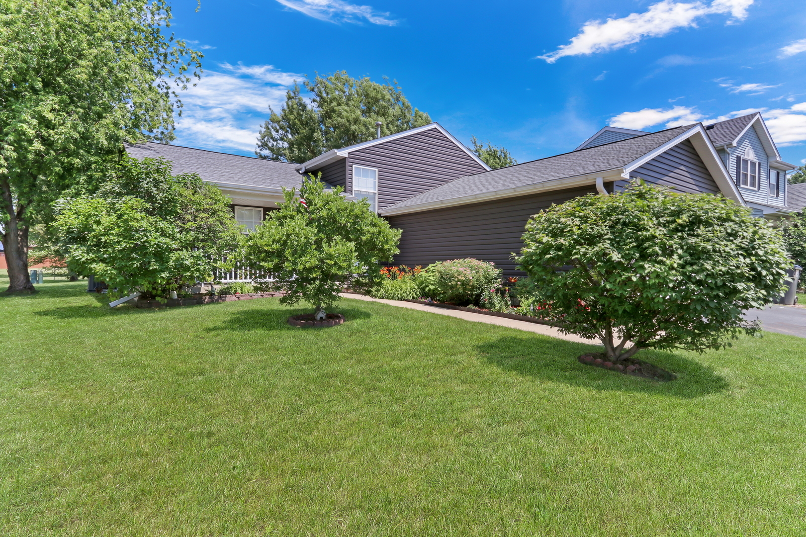 1111 Pheasant Run, Zion, IL 60099