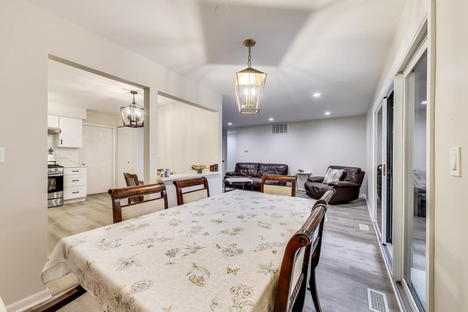 206 Country Lane, Des Plaines, IL 60016