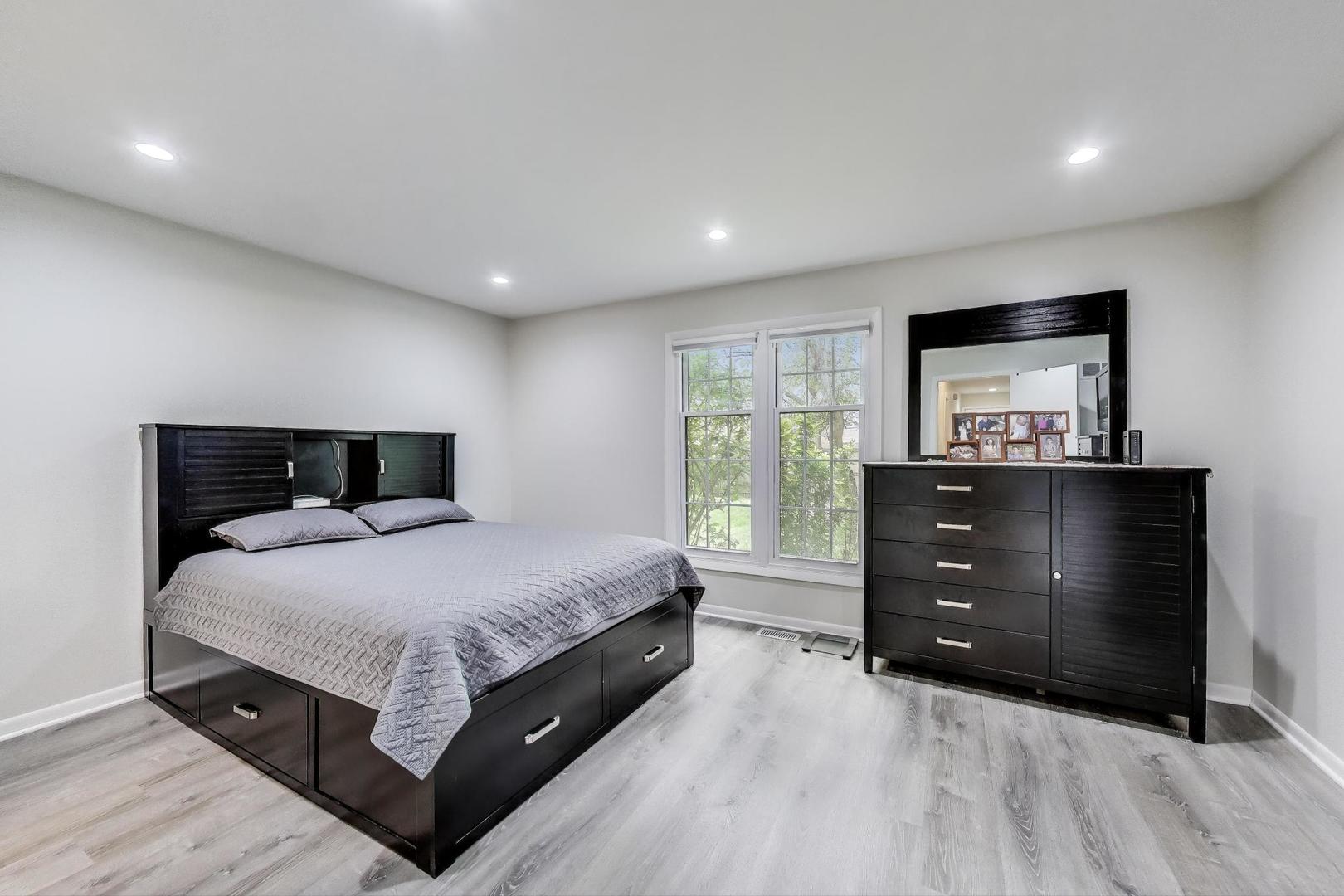 206 Country Lane, Des Plaines, IL 60016
