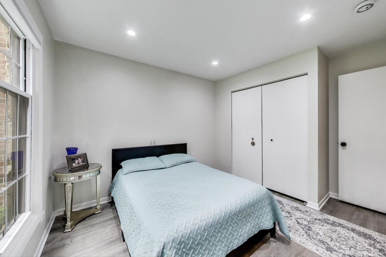 206 Country Lane, Des Plaines, IL 60016