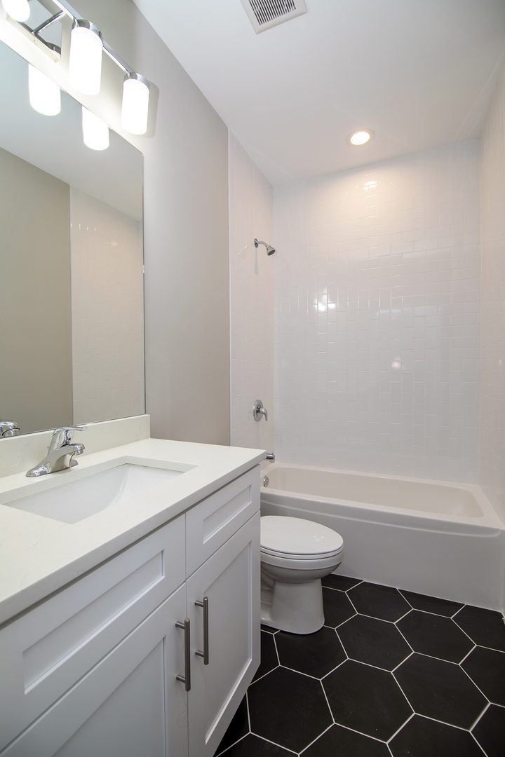 1422 E 66th Place, Chicago, IL 60637