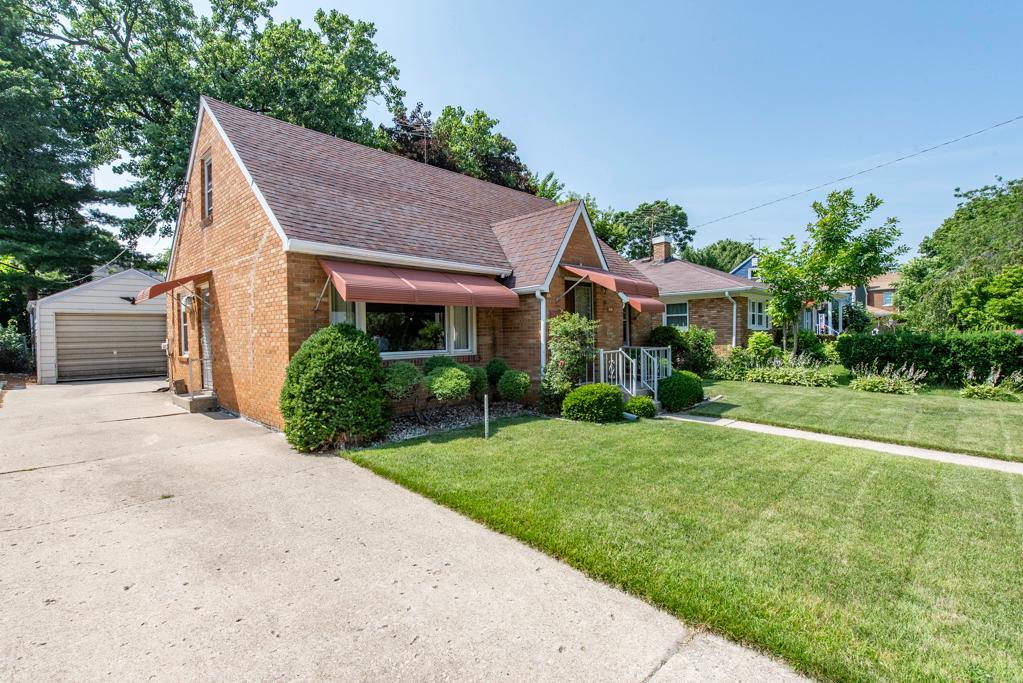 618 N Lewis Avenue, Waukegan, IL 60085