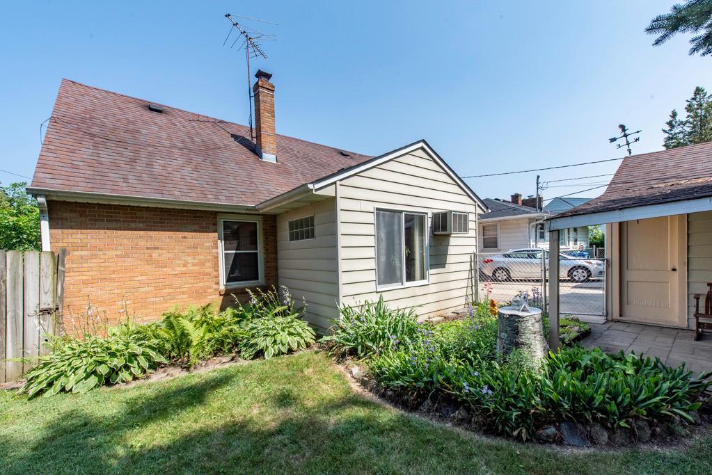 618 N Lewis Avenue, Waukegan, IL 60085