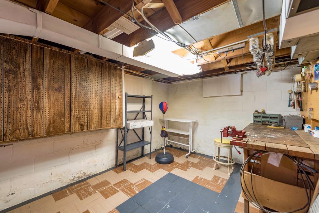 618 N Lewis Avenue, Waukegan, IL 60085