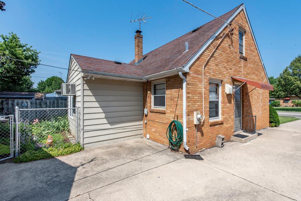 618 N Lewis Avenue, Waukegan, IL 60085