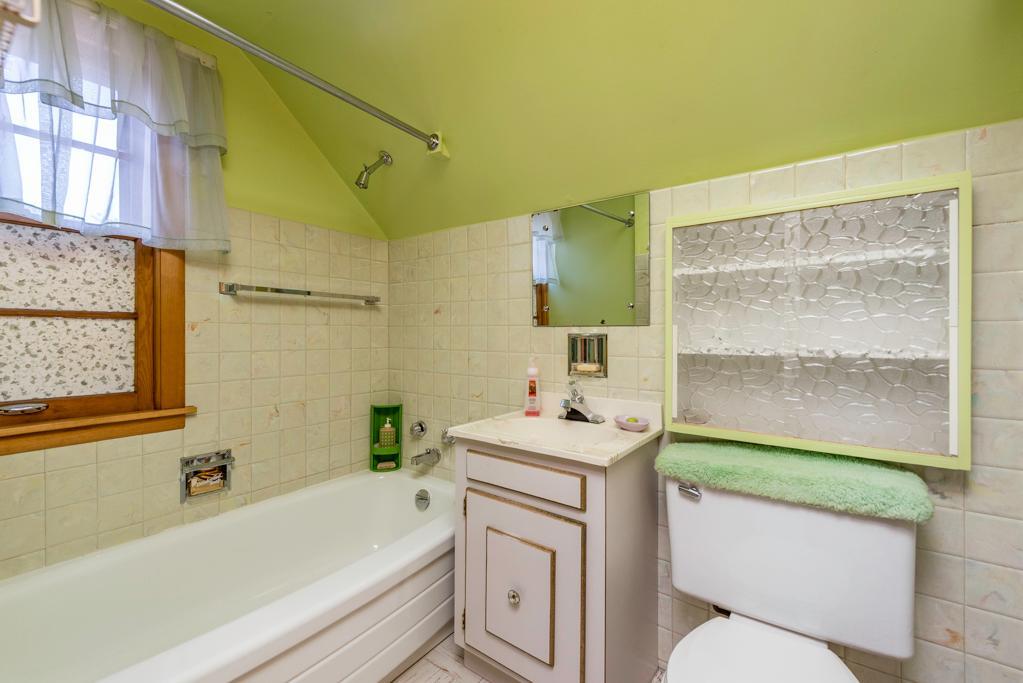 618 N Lewis Avenue, Waukegan, IL 60085