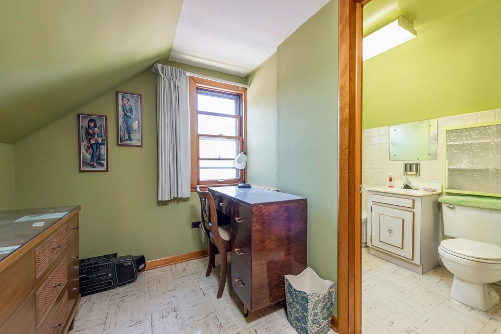 618 N Lewis Avenue, Waukegan, IL 60085