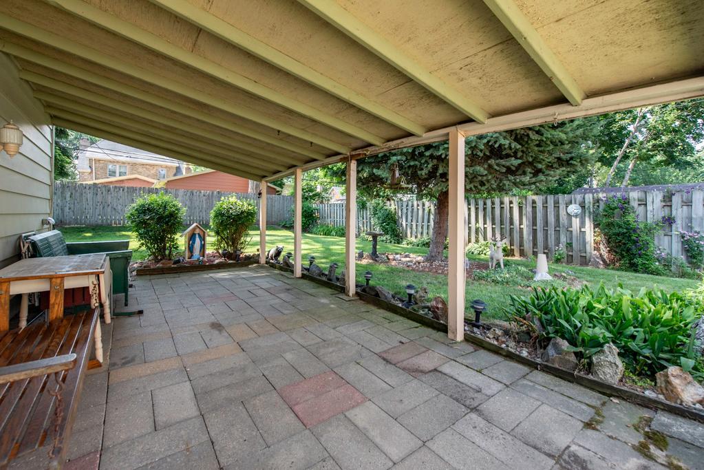 618 N Lewis Avenue, Waukegan, IL 60085