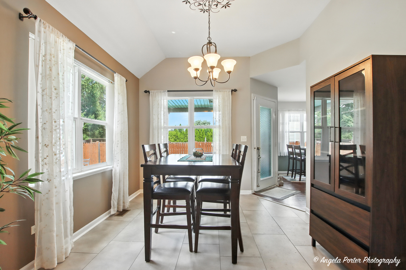 305 S Carriage Trail, McHenry, IL 60050