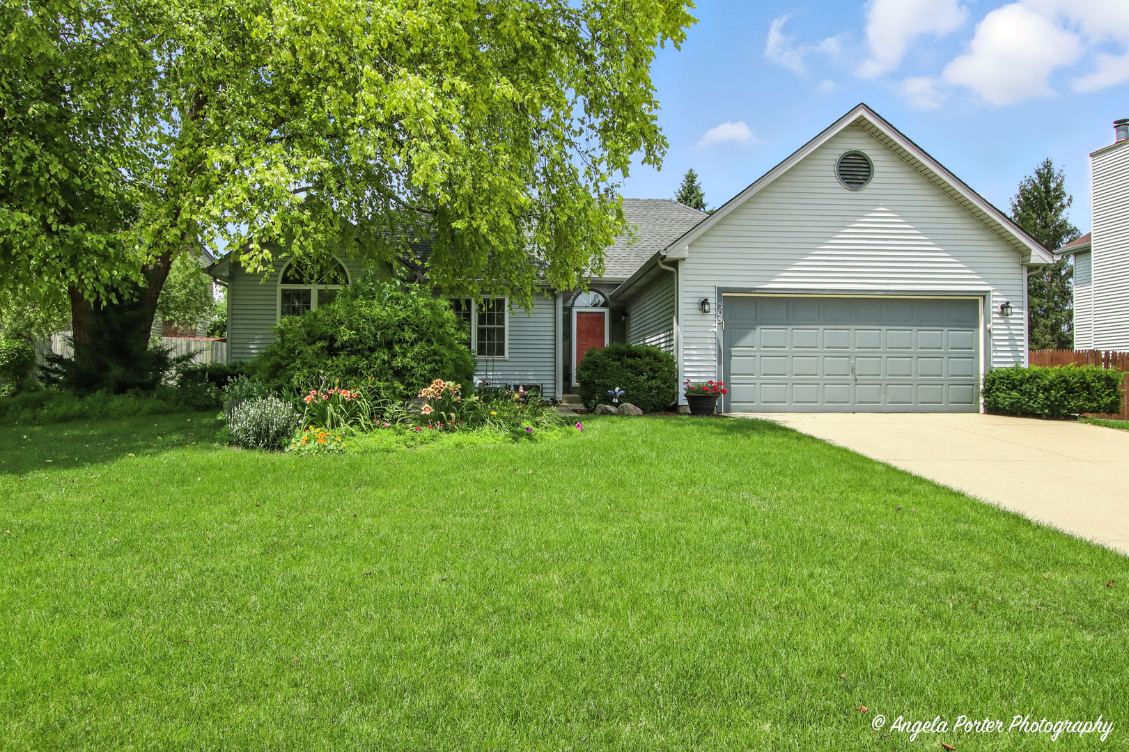 305 S Carriage Trail, McHenry, IL 60050