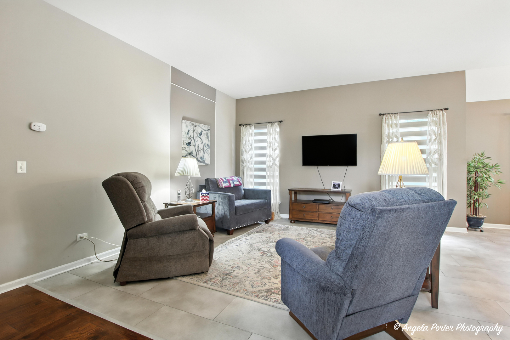 305 S Carriage Trail, McHenry, IL 60050