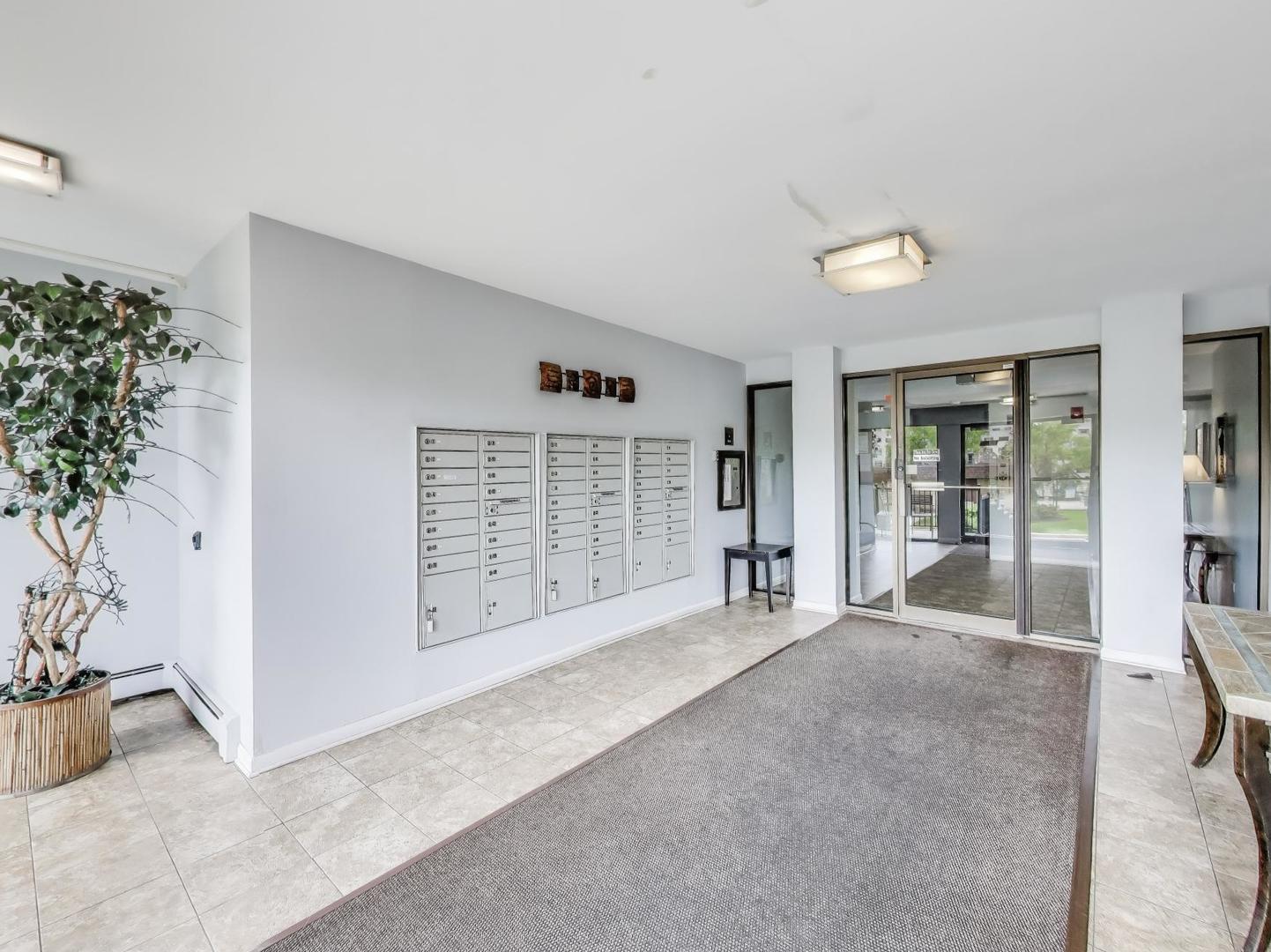 6660 S Brainard Avenue #103, Countryside, IL 60525