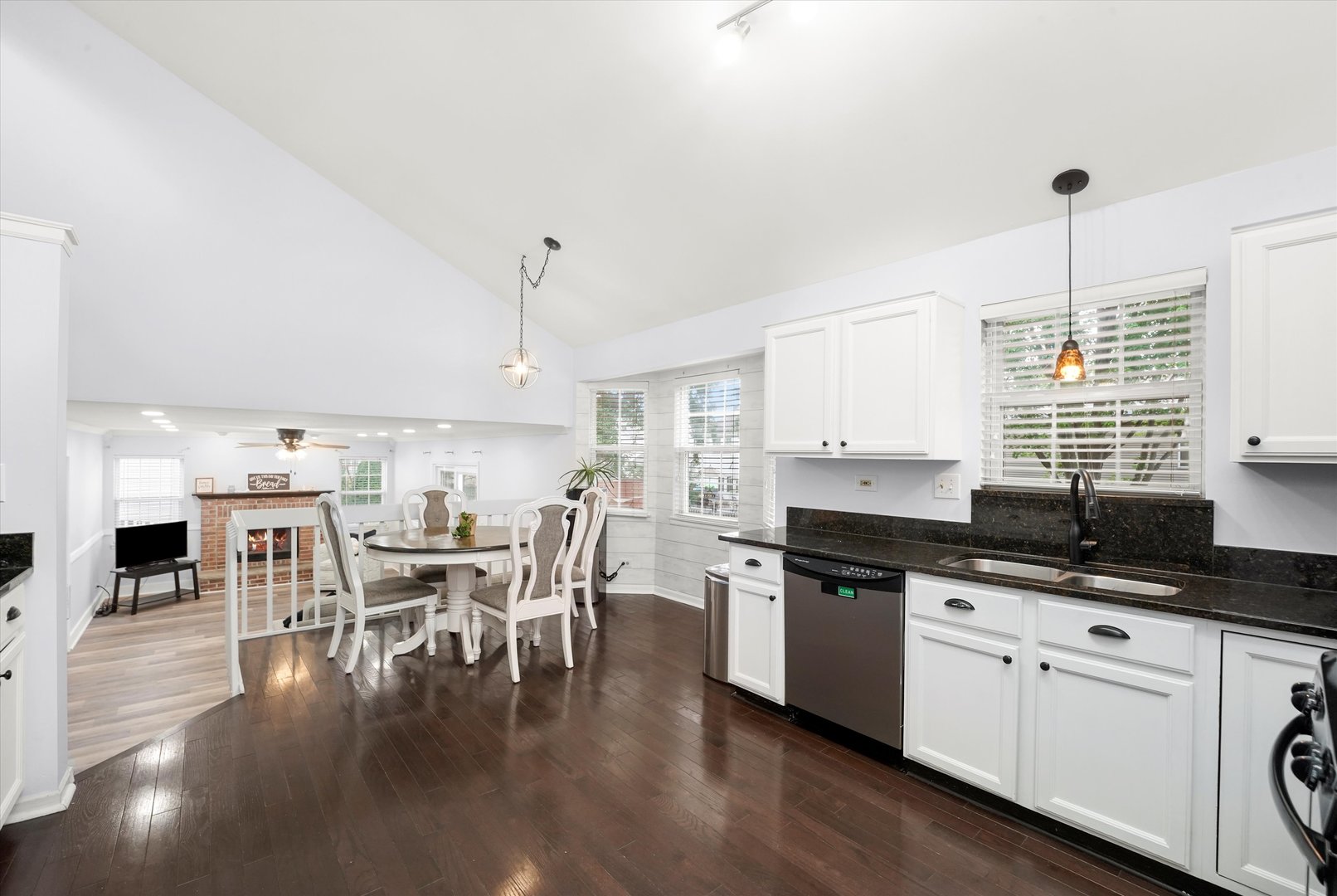 167 Forestview Court, Aurora, IL 60502