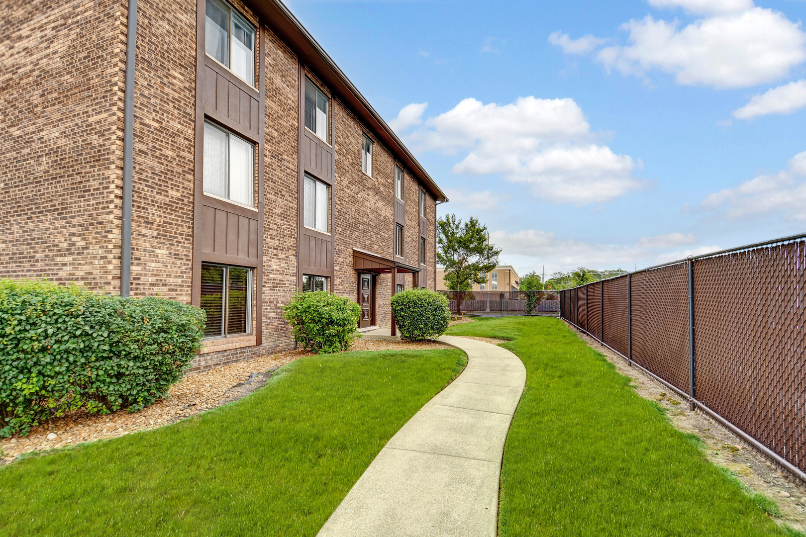47 Pier Drive #101, Westmont, IL 60559
