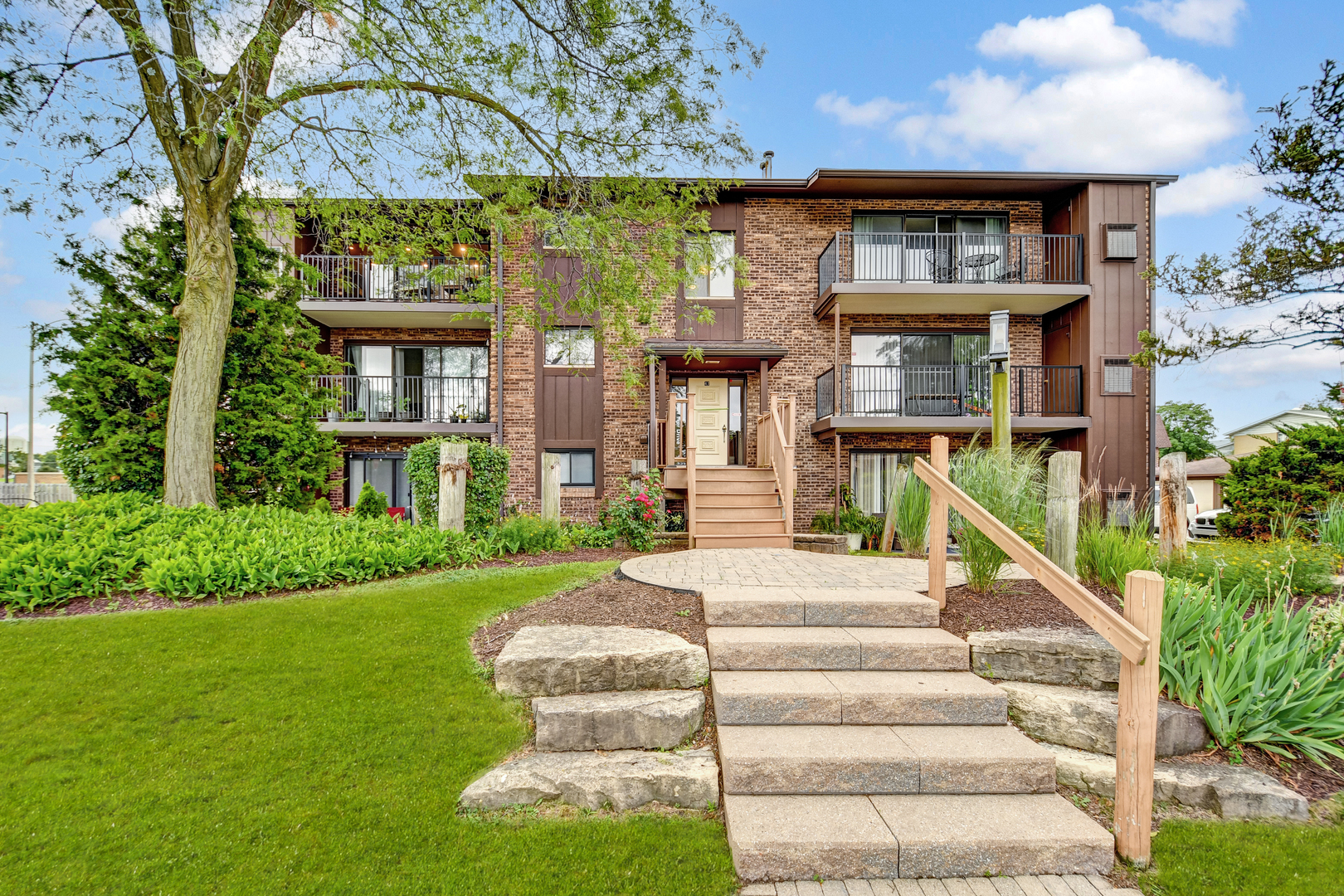 47 Pier Drive #101, Westmont, IL 60559