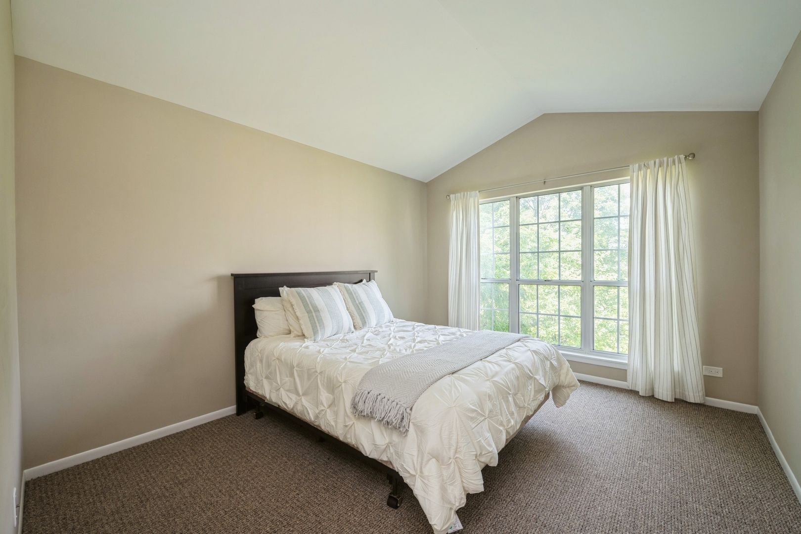 514 Woodhaven Drive, Mundelein, IL 60060