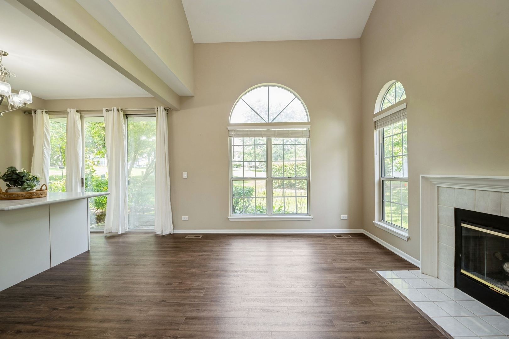 514 Woodhaven Drive, Mundelein, IL 60060
