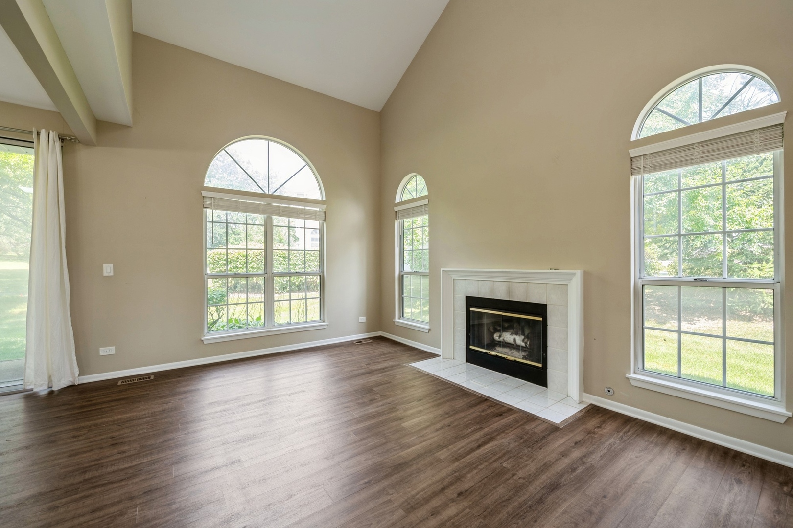 514 Woodhaven Drive, Mundelein, IL 60060