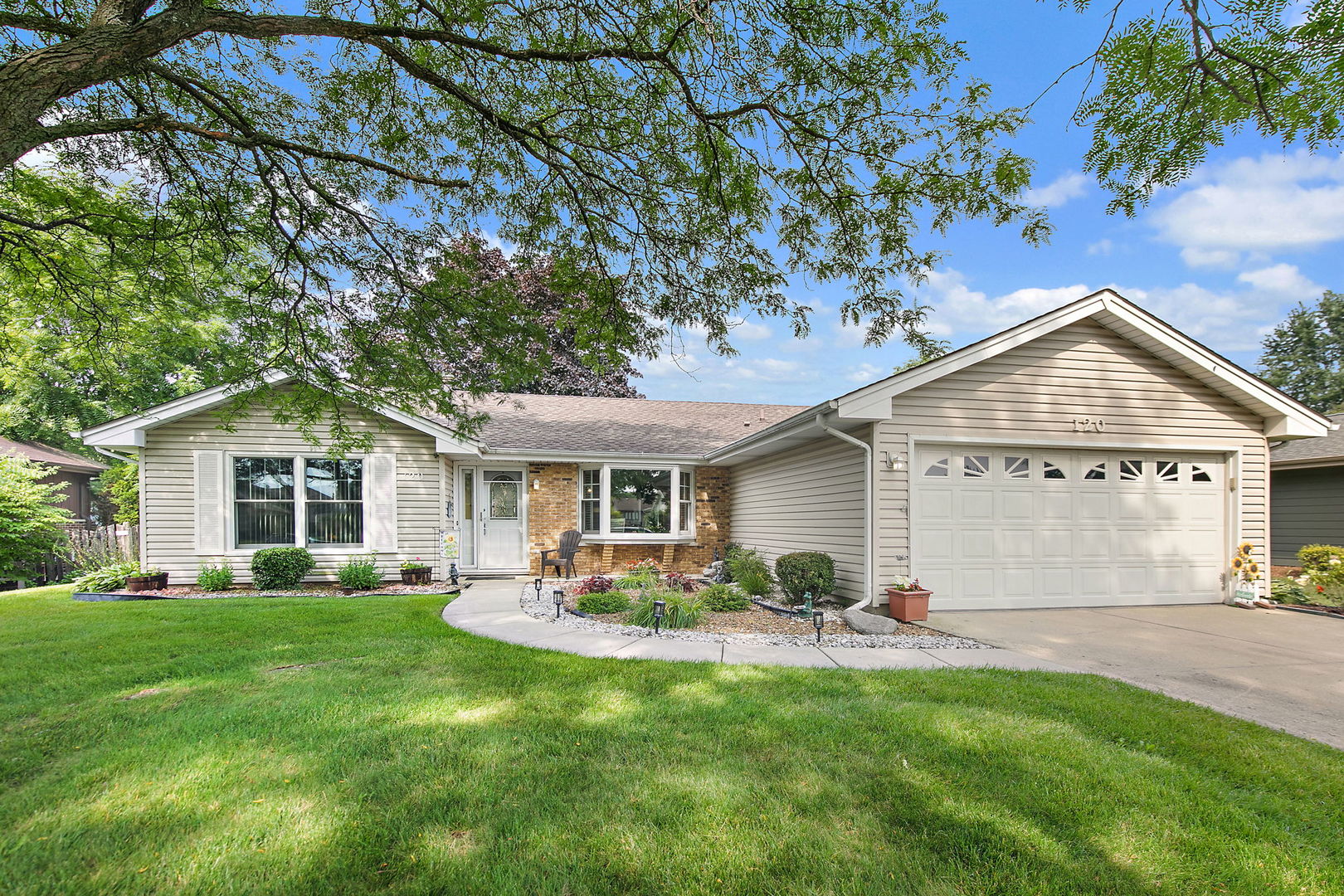 120 S Staffire Drive, Schaumburg, IL 60193