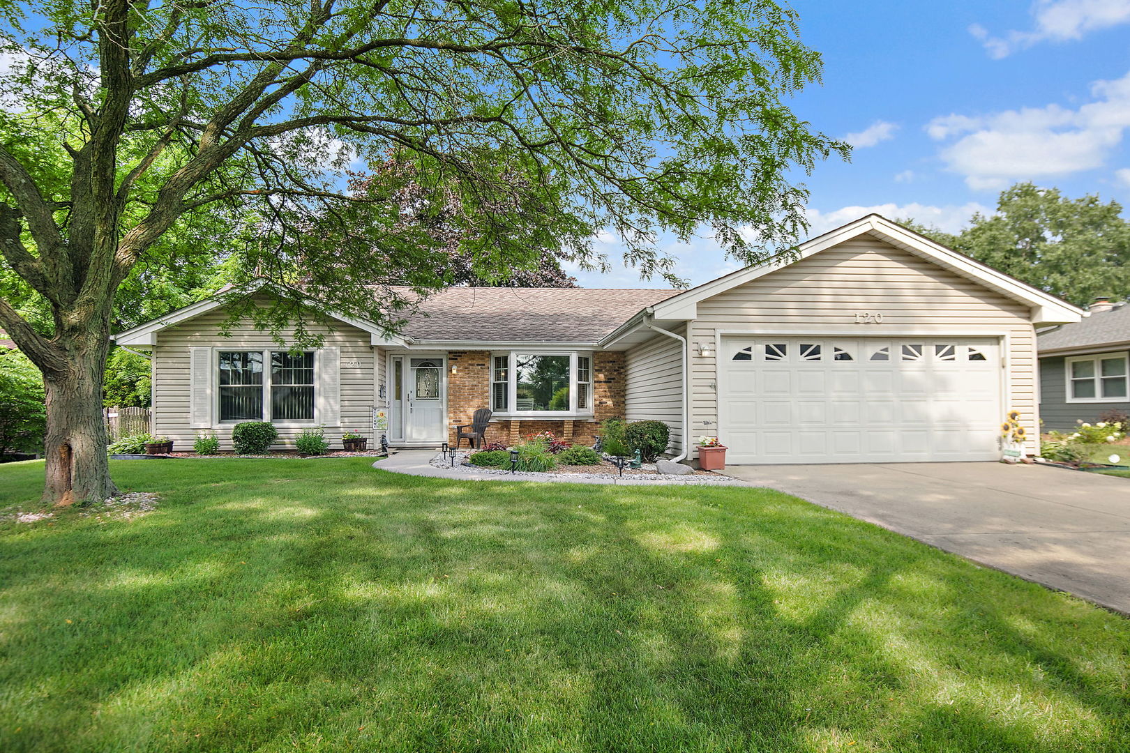 120 S Staffire Drive, Schaumburg, IL 60193