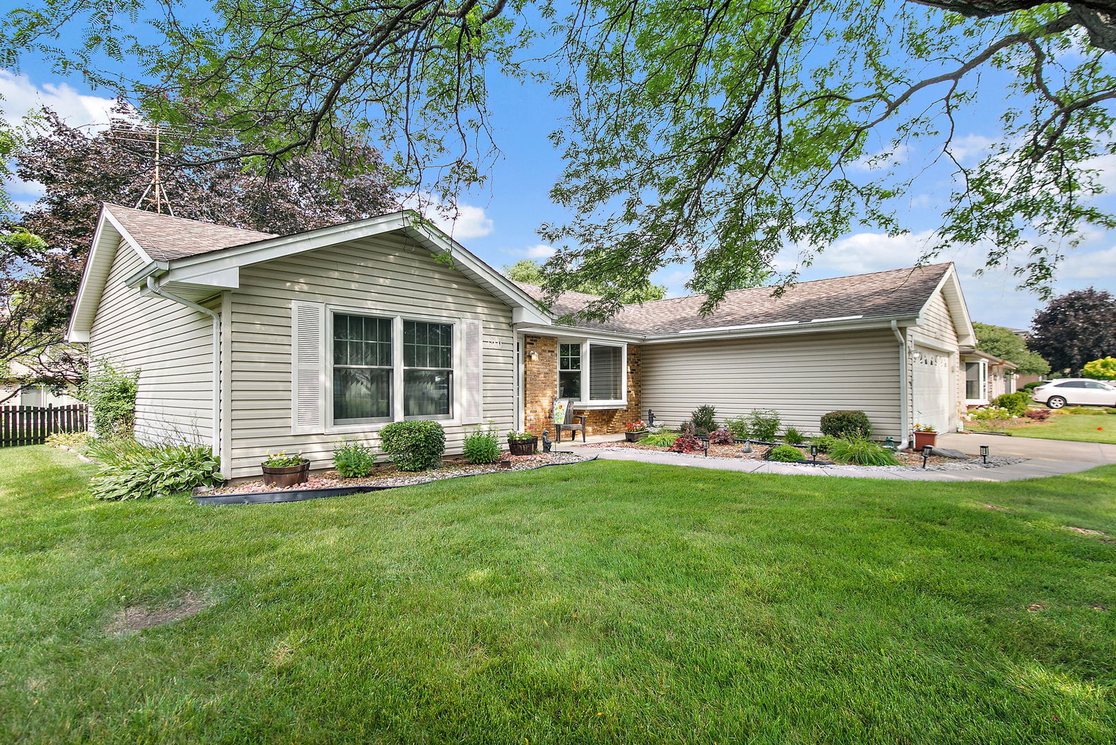 120 S Staffire Drive, Schaumburg, IL 60193