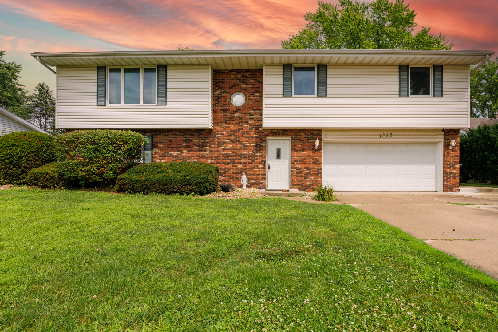 1212 Broadmoor Drive, Bloomington, IL 61704