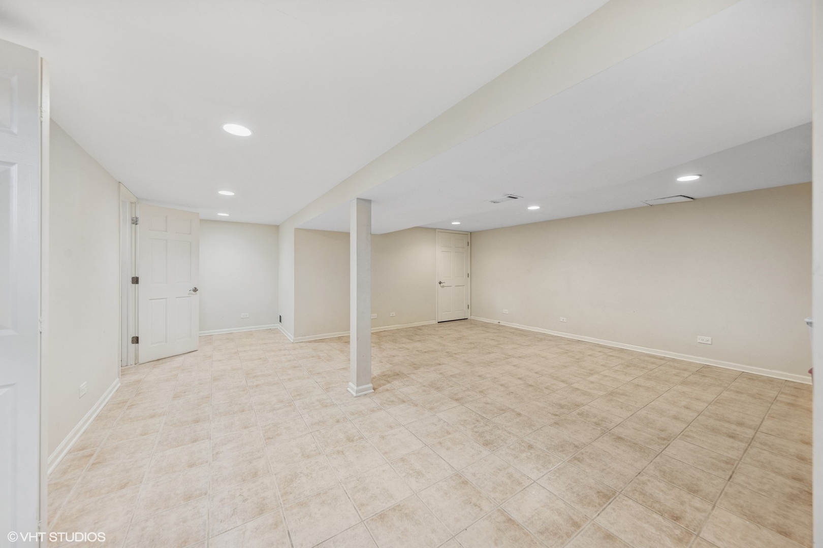 305 WILLOWCREST Drive, Villa Park, IL 60181