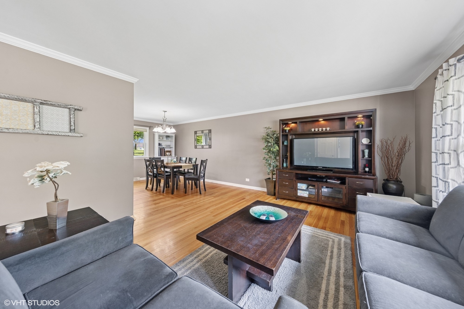 305 WILLOWCREST Drive, Villa Park, IL 60181