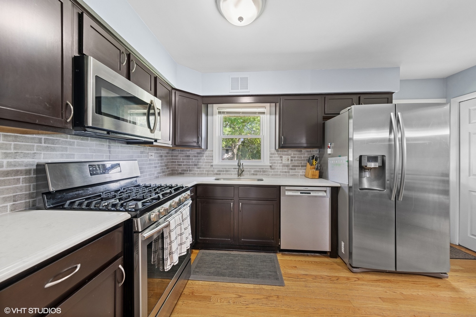305 WILLOWCREST Drive, Villa Park, IL 60181