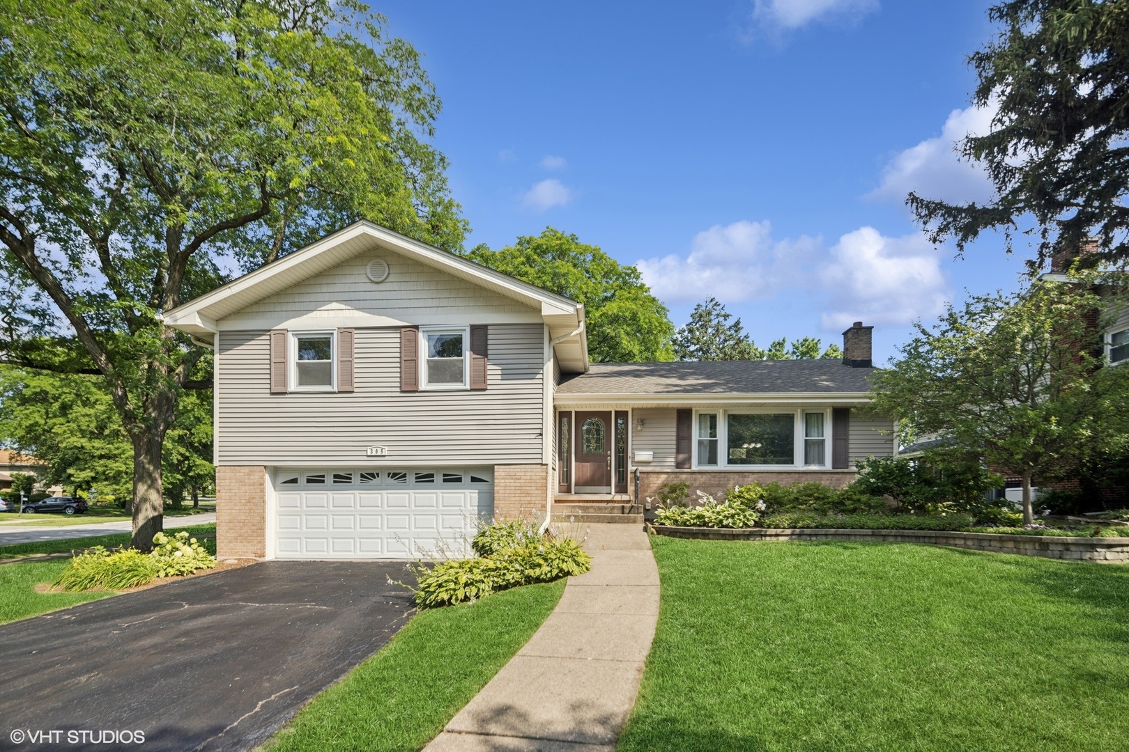 305 WILLOWCREST Drive, Villa Park, IL 60181