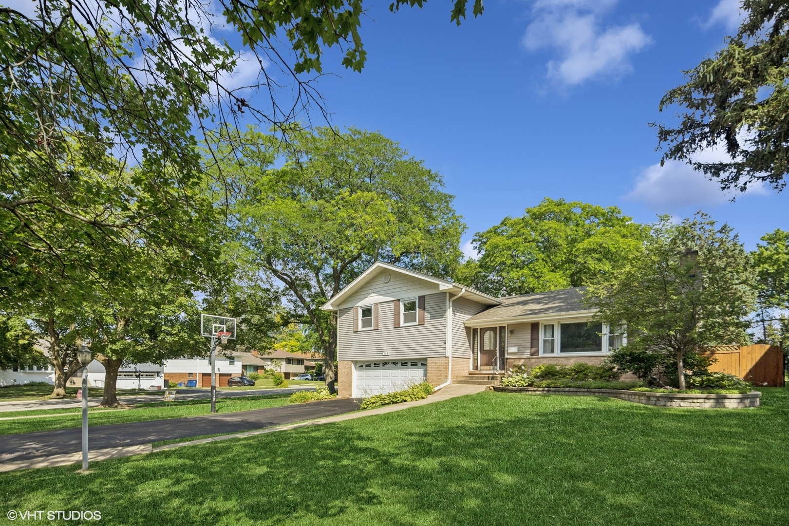 305 WILLOWCREST Drive, Villa Park, IL 60181